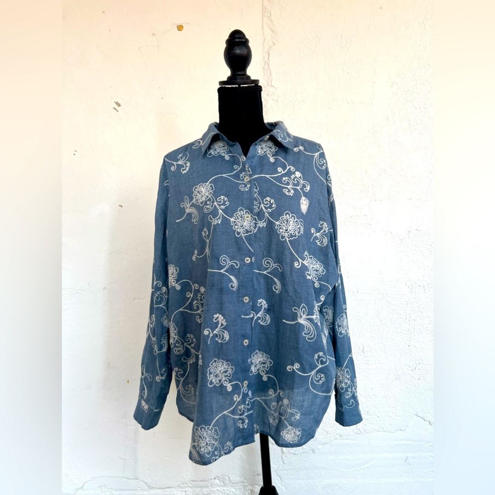 EUC Chico's Embroidered Blue and White Floral Collared Shirt
